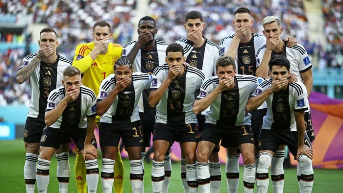 DOHA, QATAR - NOVEMBER 23: Germany squad poses for team photo during the FIFA World Cup Qatar 2022 Group E match between Germany and Japan at Khalifa International Stadium on November 23, 2022 in Doha, Qatar. (Photo by Heuler Andrey/Eurasia Sport Images/Getty Images)