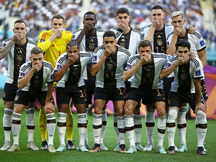DOHA, QATAR - NOVEMBER 23: Germany squad poses for team photo during the FIFA World Cup Qatar 2022 Group E match between Germany and Japan at Khalifa International Stadium on November 23, 2022 in Doha, Qatar. (Photo by Heuler Andrey/Eurasia Sport Images/Getty Images)