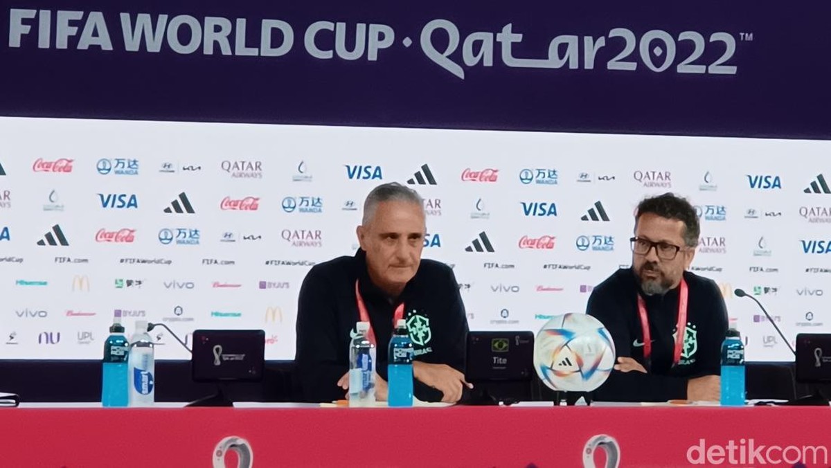Pelatih Brasil, Tite (kiri) berbicara dalam jumpa pers jelang melawan Serbia. Foto: Lucas Aditya/detikSport