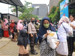 UKM Sahabat Sandi Gelar Sembako Murah untuk Ibu-ibu di Bandung
