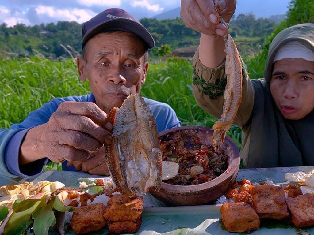Unik! Konten Mukbang Ini Tunjukkan Makanan Kampung dengan Panorama Desa