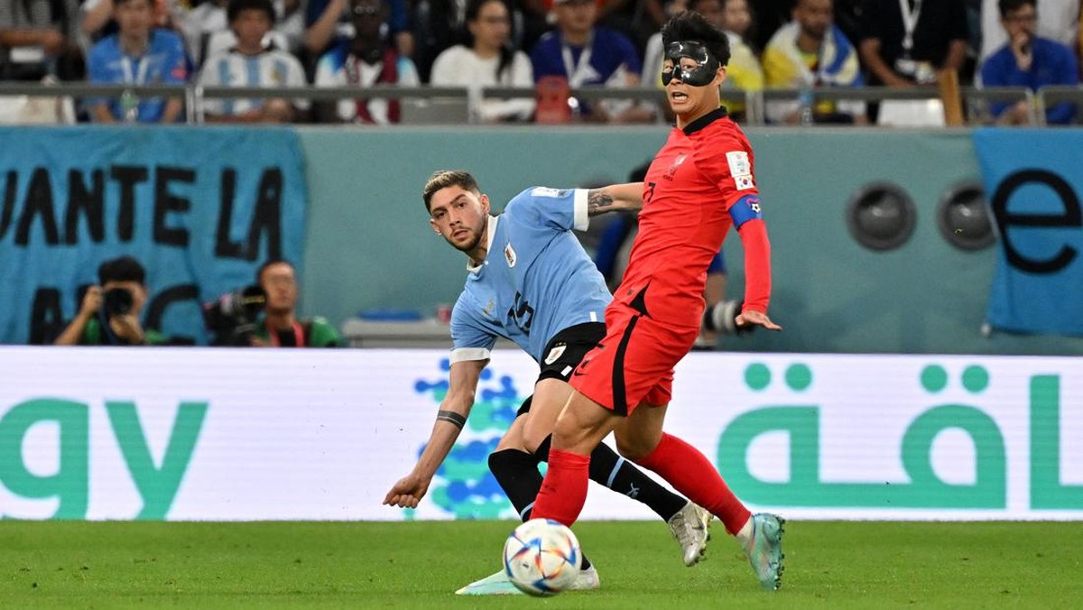 Laga Piala Dunia 2022 Uruguay vs Korea Selatan berakhir dengan skor 0-0. (Foto: AFP via Getty Images/JUNG YEON-JE)
