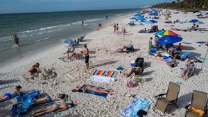 Usai Diterjang Badai, Warga Florida Kembali Nyantai di Pantai