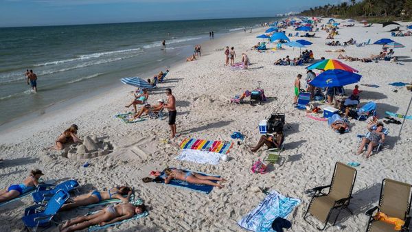 Usai Diterjang Badai, Warga Florida Kembali Nyantai di Pantai