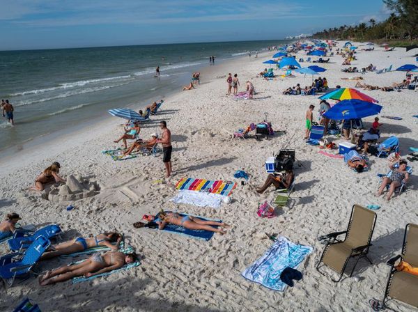 Usai Diterjang Badai, Warga Florida Kembali Nyantai di Pantai