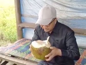 Ustaz Yusuf Mansur Hobi Makan Sederhana, Minum Air Kelapa di Pinggir Jalan