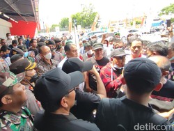 Grand Opening Swalayan di Kediri Diwarnai Demo Warga