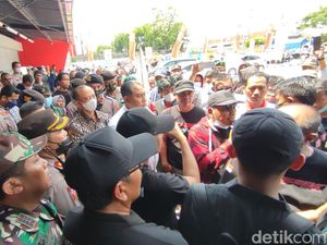 Grand Opening Swalayan di Kediri Diwarnai Demo Warga Grand Opening Swalayan di Kediri Diwarnai Demo Warga