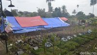Potret Tenda Pengungsi Cianjur Bersebelahan dengan Kuburan Kerabat