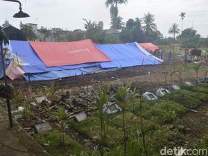 Potret Tenda Pengungsi Cianjur Bersebelahan dengan Kuburan Kerabat