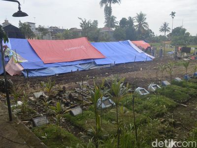 Potret Tenda Pengungsi Cianjur Bersebelahan dengan Kuburan Kerabat