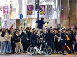 Kemenangan timnas Samurai Biru itu disambut meriah para suporternya di Tokyo.  