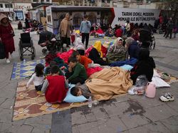 Warga Turki Tidur di Jalanan Usai Diguncang Gempa M 5,6