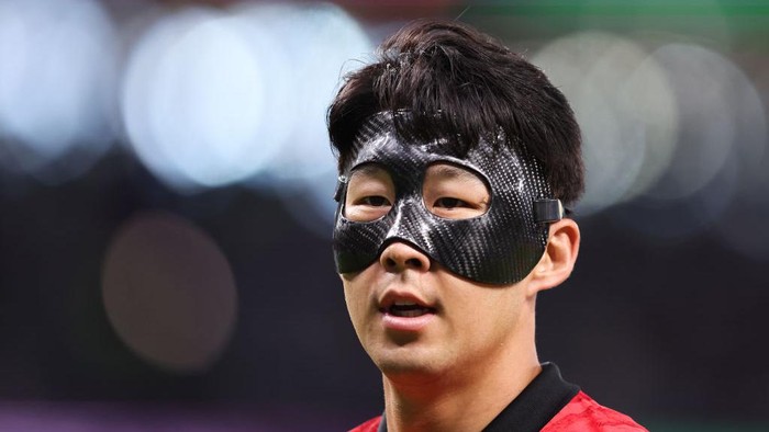 AL RAYYAN, QATAR - NOVEMBER 24: Son Heung-Min of Korea Republic during the FIFA World Cup Qatar 2022 Group H match between Uruguay and Korea Republic at Education City Stadium on November 24, 2022 in Al Rayyan, Qatar. (Photo by Alex Livesey - Danehouse/Getty Images)