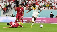 Senegal akhirnya bisa merobek gawang Qatar di menit ke-41. Boulaye Dia dalam posisi jarak dekat melepaskan tembakan keras.