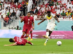 Senegal akhirnya bisa merobek gawang Qatar di menit ke-41. Boulaye Dia dalam posisi jarak dekat melepaskan tembakan keras.