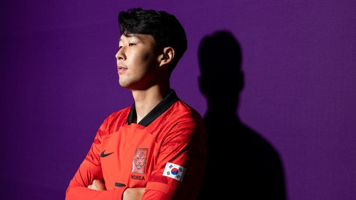 7 Pemain Piala Dunia 2022 Berparas Rupawan yang Curi Perhatian DOHA, QATAR - NOVEMBER 16: Heungmin Son of Korea Republic poses during the official FIFA World Cup Qatar 2022 portrait session at on November 16, 2022 in Doha, Qatar. (Photo by Patrick Smith - FIFA/FIFA via Getty Images)