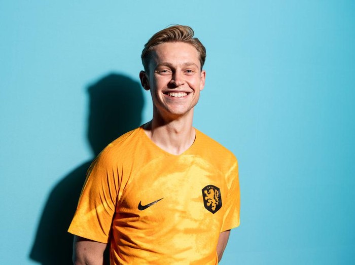 DOHA, QATAR - NOVEMBER 16: Frenkie de Jong poses during the official FIFA World Cup Qatar 2022 portrait session at  on November 16, 2022 in Doha, Qatar. (Photo by Shaun Botterill - FIFA/FIFA via Getty Images)