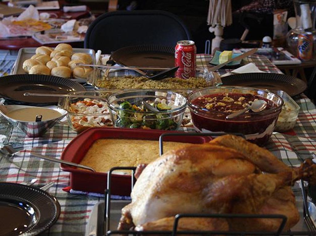 Gegara Salah Paham, Acara Makan Keluarga Ini Hancur Berantakan