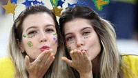 Suporter Brasil memberi dukungan untuk timnas kebanggannya pada Piala Dunia FIFA Qatar 2022 Grup G antara Brasil vs Serbia di Stadion Lusail, Kamis (24/11/2022) di Lusail City, Qatar. Getty Images/Amin Mohammad Jamali  
