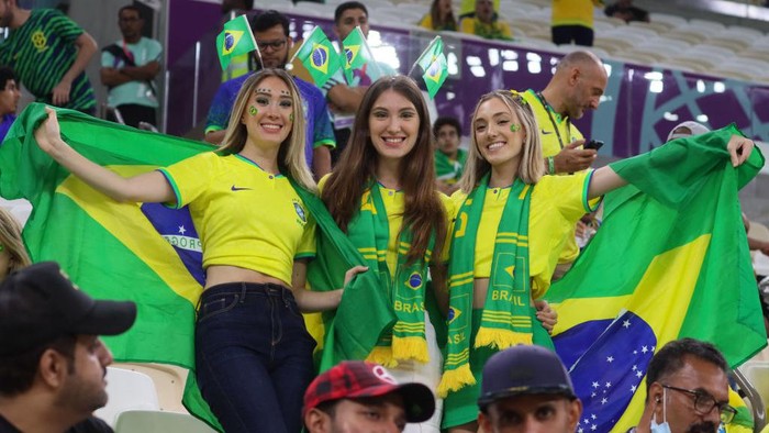 Aksi Suporter Cantik Brasil Bikin Semarak Piala Dunia 2022 LUSAIL CITY, QATAR - NOVEMBER 24: Fans of Brazil pose prior to the FIFA World Cup Qatar 2022 Group G match between Brazil and Serbia at Lusail Stadium on November 24, 2022 in Lusail City, Qatar. (Photo by Khalil Bashar/Jam Media/Getty Images)