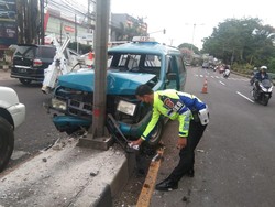 Angkot Ringsek Parah Usai Tabrak Tiang di Bogor, Sopir Dibawa ke RS
