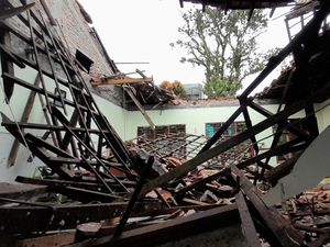 Atap SDN Bantarjati Bogor Ambruk Lagi, Disdik Perbaiki Tahun Depan Atap SDN Bantarjati Bogor Ambruk Lagi, Disdik Perbaiki Tahun Depan