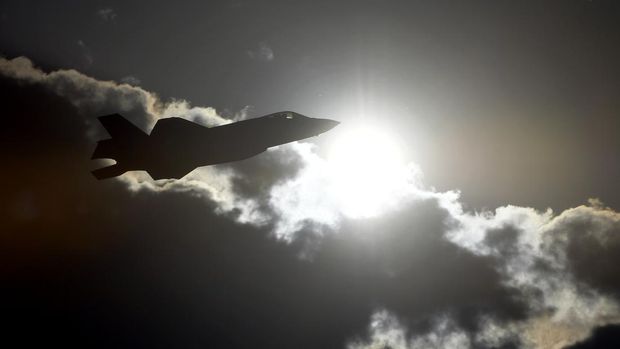 A Royal Australian Air Force (RAAF) F-35 Lightning II flies past during a display at the Australian International Airshow 2019 at Avalon, some 50 kilometres west of Melbourne, on March 1, 2019. (Photo by WILLIAM WEST / AFP)        (Photo credit should read WILLIAM WEST/AFP via Getty Images)