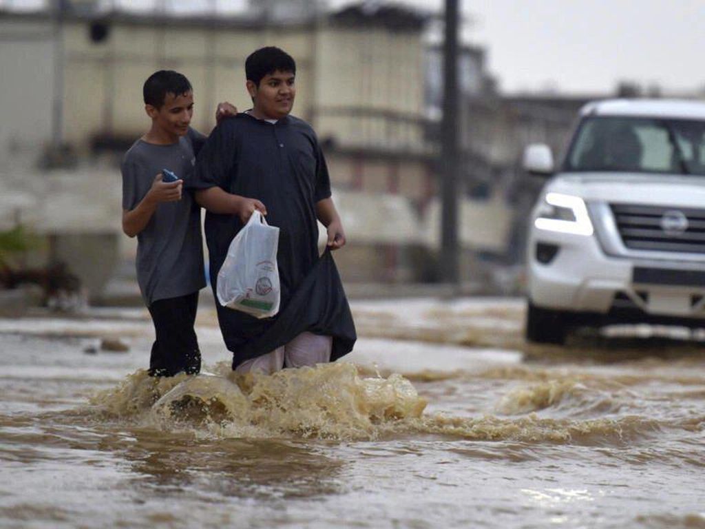 Banjir Rendam Jeddah, Ruas Jalan Menuju Mekah Sempat Lumpuh Banjir Rendam Jeddah, Ruas Jalan Menuju Mekah Sempat Lumpuh