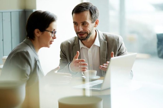 Perempuan dan laki-laki sedang berbicara mengenai bisnis