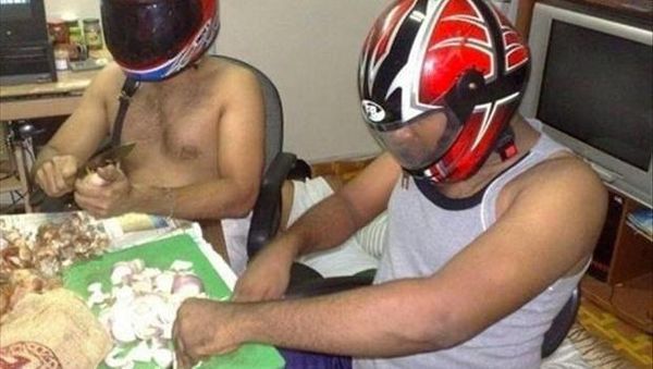 Begini Jadinya Kalau Cowok Dipaksa Masak, 10 Gayanya Bikin Ngakak