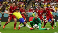 Serbia menerapkan high pressing memasuki pertengahan babak pertama. Hal ini bikin Brasil semakin tak nyaman dalam membangun serangan. Skor 0-0 bertahan hingga turun minum. Reuters/Matthew Childs