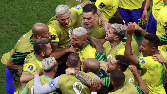 Soccer Football - FIFA World Cup Qatar 2022 - Group G - Brazil v Serbia - Lusail Stadium, Lusail, Qatar - November 24, 2022 Brazil's Richarlison celebrates scoring their second goal with teammates REUTERS/Peter Cziborra