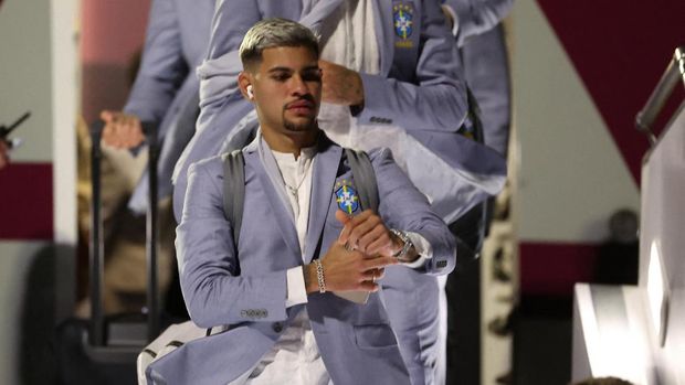 Soccer Football - FIFA World Cup Qatar 2022 Arrival - Brazil team arrives in Doha - Hamad International Airport, Doha, Qatar - November 19, 2022 Brazil's Bruno Guimaraes arrives in Doha REUTERS/Amr Abdallah Dalsh