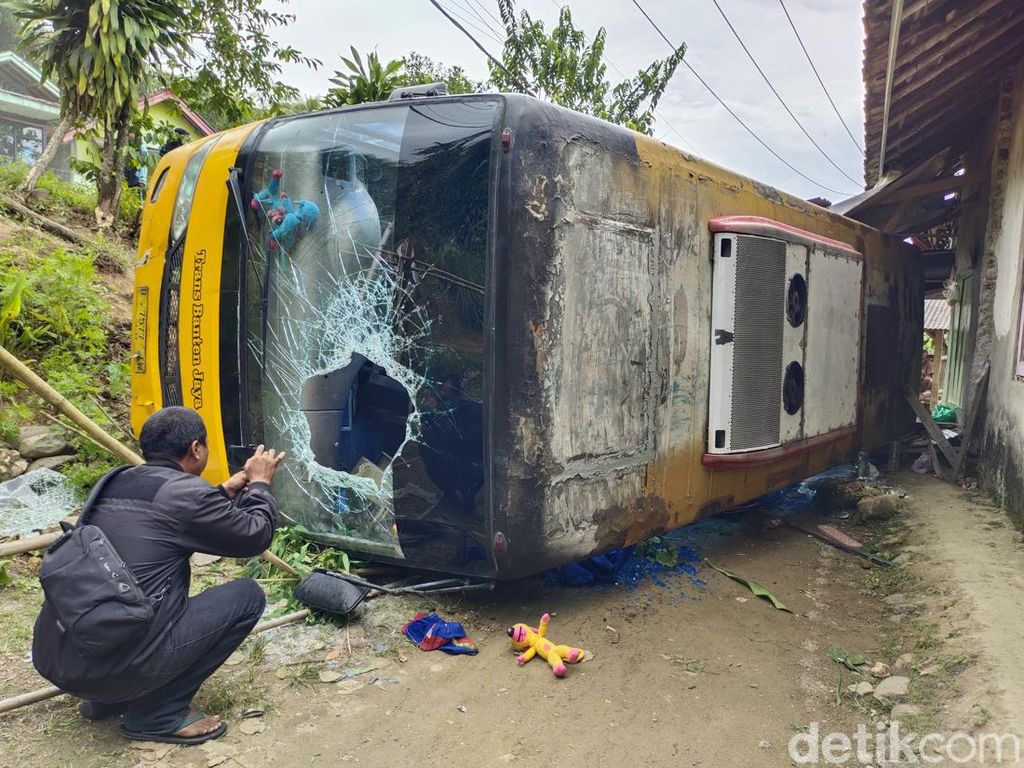 Polisi Ungkap Penyebab Bus Rombongan Untirta Terguling di Lebak Polisi Ungkap Penyebab Bus Rombongan Untirta Terguling di Lebak