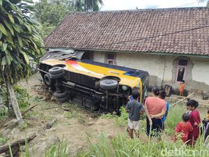 Bus Rombongan Untirta Terguling di Lebak, 25 Mahasiswa Luka-luka Bus Rombongan Untirta Terguling di Lebak, 25 Mahasiswa Luka-luka