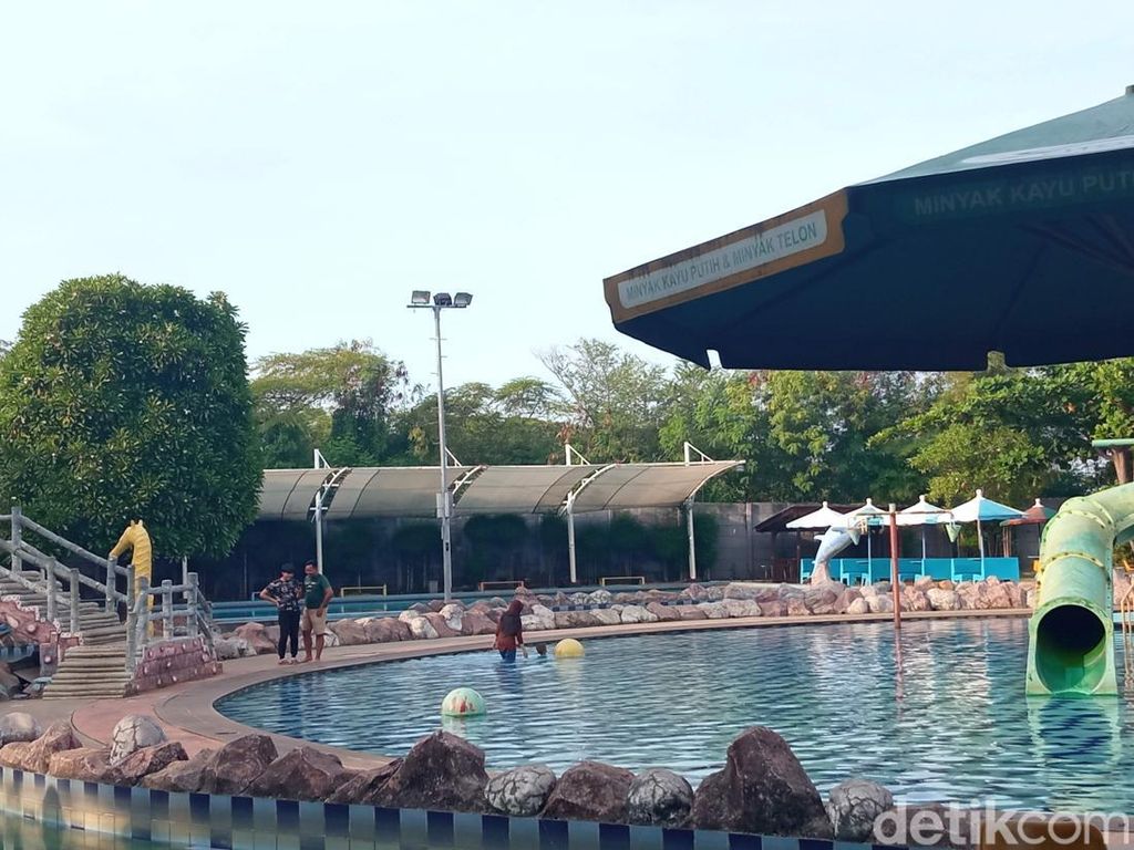 Cirebon Waterland Ade Irma Suryani, Renang Sambil Lihat Panorama Laut