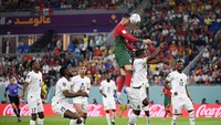 Ronaldo memang dikenal punya lompatan yang amat tinggi. Salah satu momen paling ikonik dari lompatan tingginya adalah saat mencetak gol untuk Real Madrid ke gawang Manchester United di Liga Champions 2012/2013. (Foto: Getty Images/Matthias Hangst)