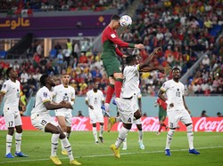 Ronaldo memang dikenal punya lompatan yang amat tinggi. Salah satu momen paling ikonik dari lompatan tingginya adalah saat mencetak gol untuk Real Madrid ke gawang Manchester United di Liga Champions 2012/2013. (Foto: Getty Images/Matthias Hangst)