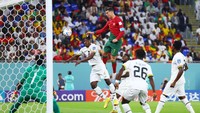 Pemain 37 tahun itu pun berupaya menyambut bola dan wuzz...seketika terbang untuk menanduk umpan yang datang. Lihat saja bagaimana ia mengungguli pemain Ghana setengah badan. (Foto: dpa/picture alliance via Getty I/picture alliance)