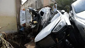 Dahsyatnya Banjir di Jeddah Bikin Puluhan Mobil Bertumpuk