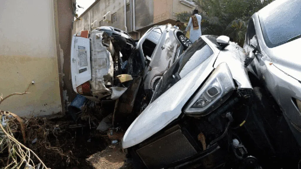 Dahsyatnya Banjir di Jeddah Bikin Puluhan Mobil Bertumpuk Dahsyatnya Banjir di Jeddah Bikin Puluhan Mobil Bertumpuk