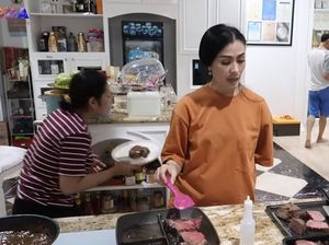 10 Dapur Rumah Iis Dahlia, Desainnya Elegan dengan Peralatan Lengkap 10 Dapur Rumah Iis Dahlia, Desainnya Elegan dengan Peralatan Lengkap