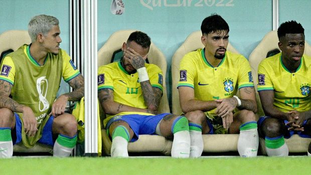 LUSAIL CITY, QATAR - NOVEMBER 24: Neymar Jr of Brazil back on the bench with an injured right ankle during the FIFA World Cup Qatar 2022 Group G match between Brazil and Serbia at Lusail Stadium on November 24, 2022 in Lusail City, Qatar. (Photo by Lionel Hahn/Getty Images)