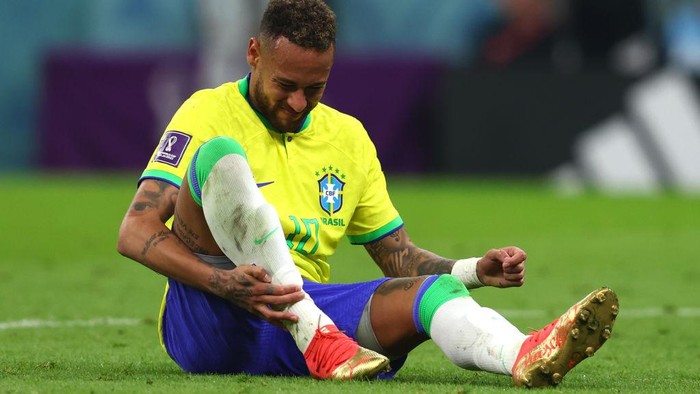 LUSAIL CITY, QATAR - NOVEMBER 24:   Neymar of Brazil reacts during the FIFA World Cup Qatar 2022 Group G match between Brazil and Serbia at Lusail Stadium on November 24, 2022 in Lusail City, Qatar. (Photo by Chris Brunskill/Fantasista/Getty Images)