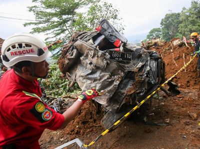 Momen Evakuasi Mobil Tertimbun Longsor Imbas Gempa Cianjur