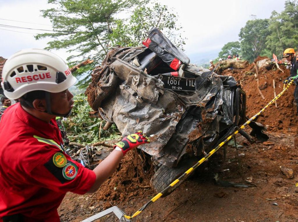 Momen Evakuasi Mobil Tertimbun Longsor Imbas Gempa Cianjur Momen Evakuasi Mobil Tertimbun Longsor Imbas Gempa Cianjur