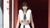 10 Busana Unik Louis Vuitton Spring/Summer 2023, Resleting dan Kancing Jumbo