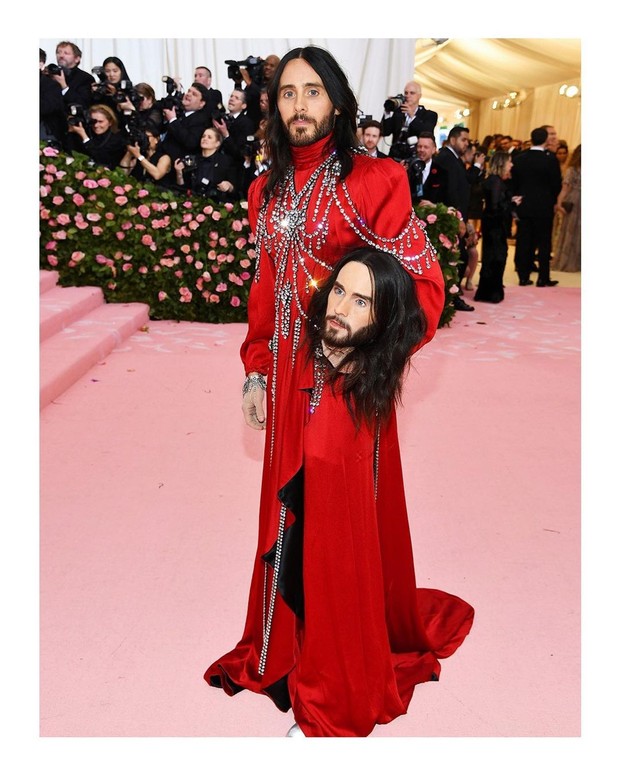 Jared Leto membawa kepala palsu di Met Gala 2019/