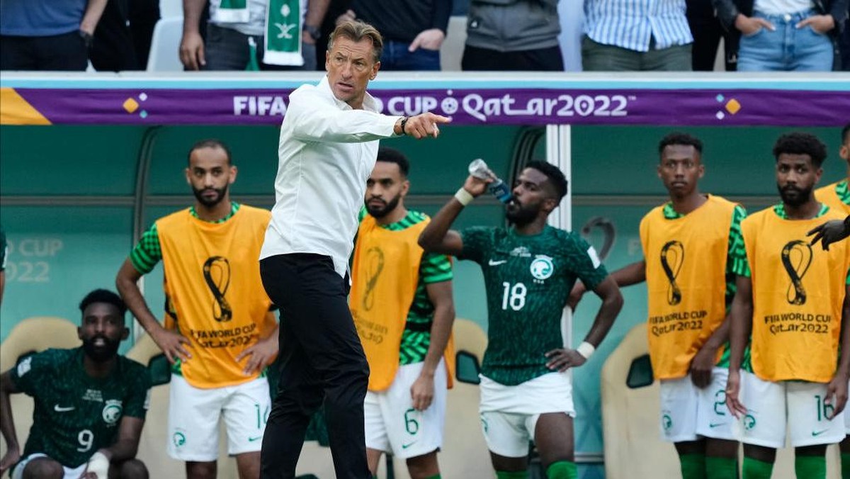 Herve Renard, pelatih timnas Arab Saudi, dan skuadnya. Foto: Jose Breton/Pics Action/NurPhoto via Getty Images